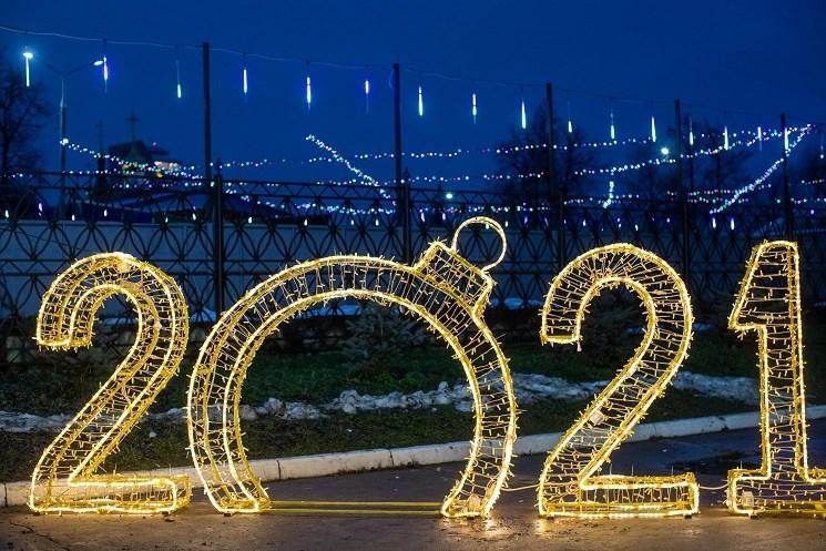 Более 30 световых фигур засияли новогодними огнями