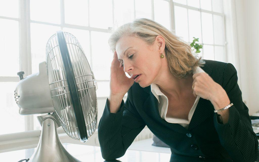 Работодателей просят сократить рабочий день из-за жары