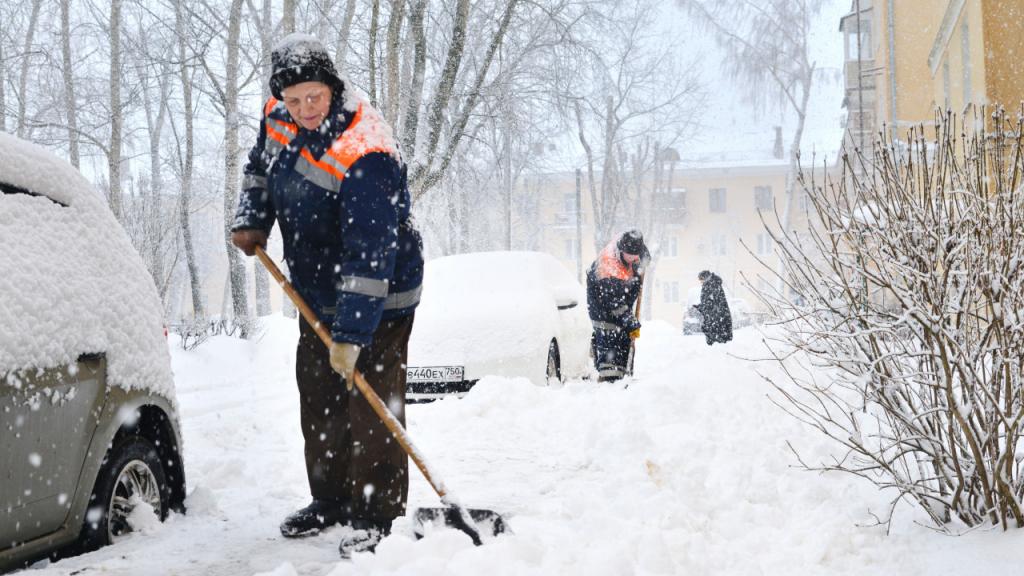 Жителей Подольска попросили быть аккуратнее на дорогах из-за снегопада