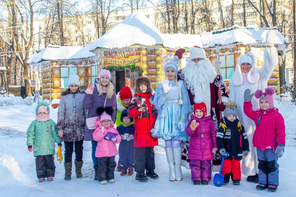 Дед Мороз начал принимать гостей в парке им. В.Талалихина 