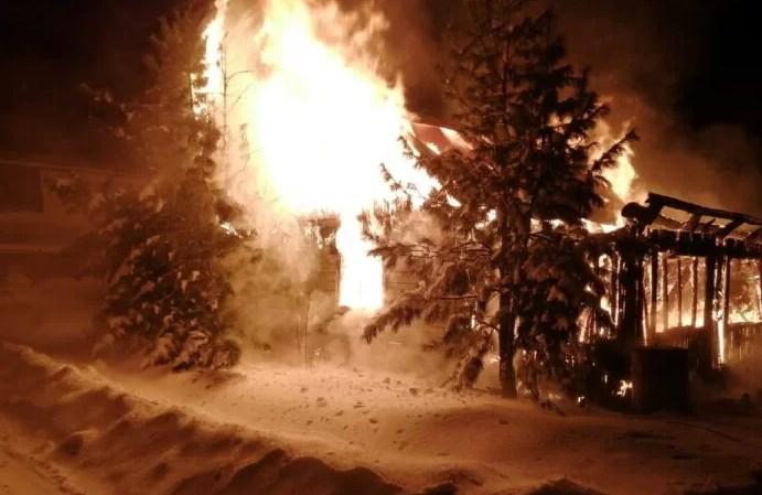 Ночью в СНТ «Коммунальник» загорелся садовый дом