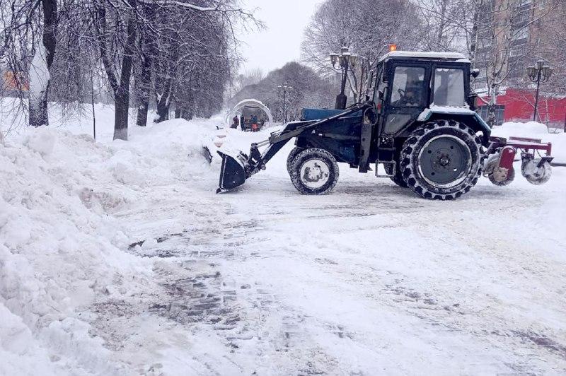 Коммунальные службы продолжают работу по уборке снега