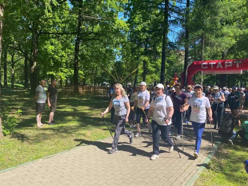 В Парке культуры и отдыха «Дубрава» состоялся марафон по скандинавской ходьбе