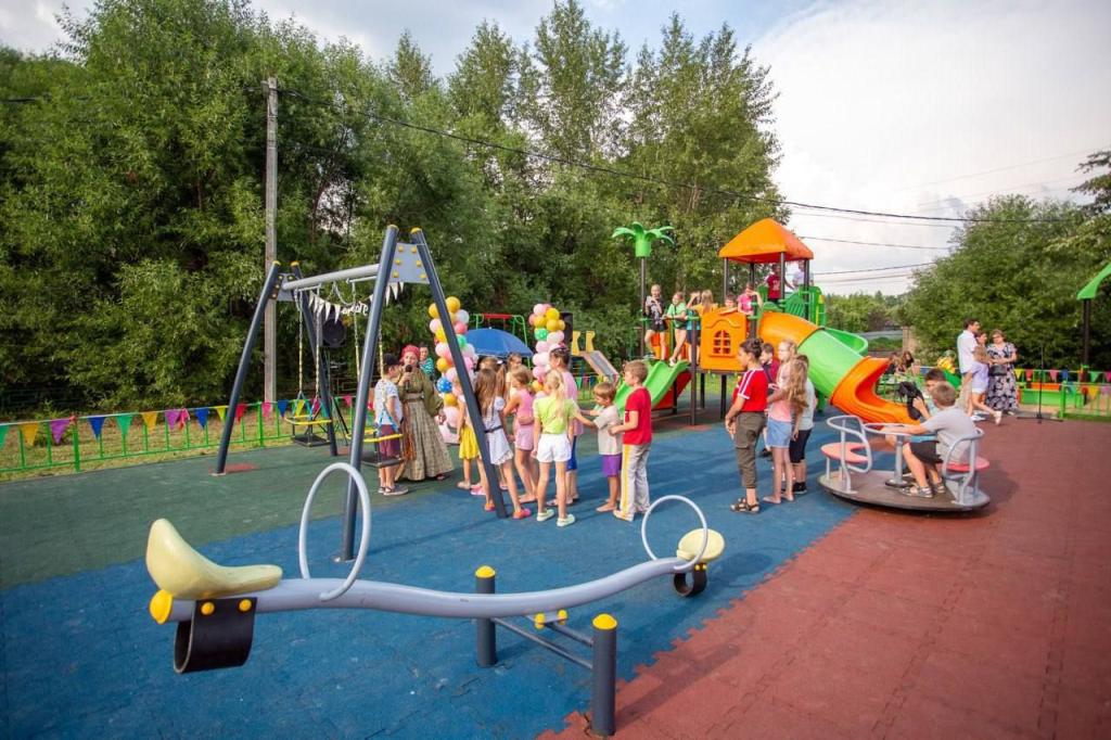 В деревне Сергеевка открылась новая детская игровая площадка