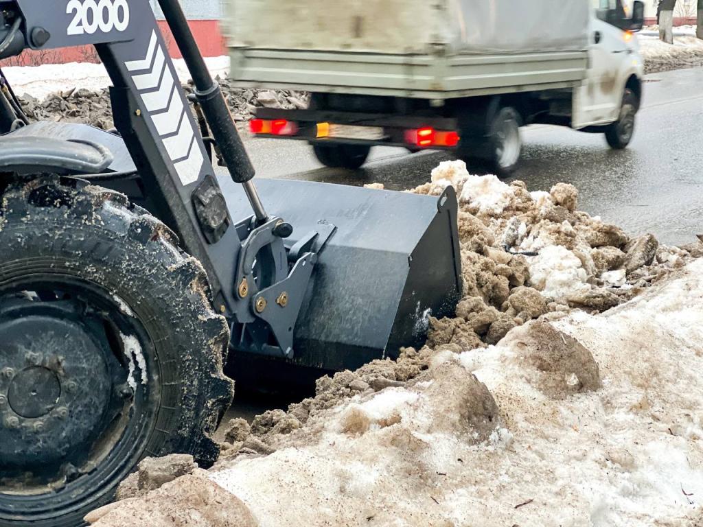 В Подольске ведутся работы по уборке снега и наледи
