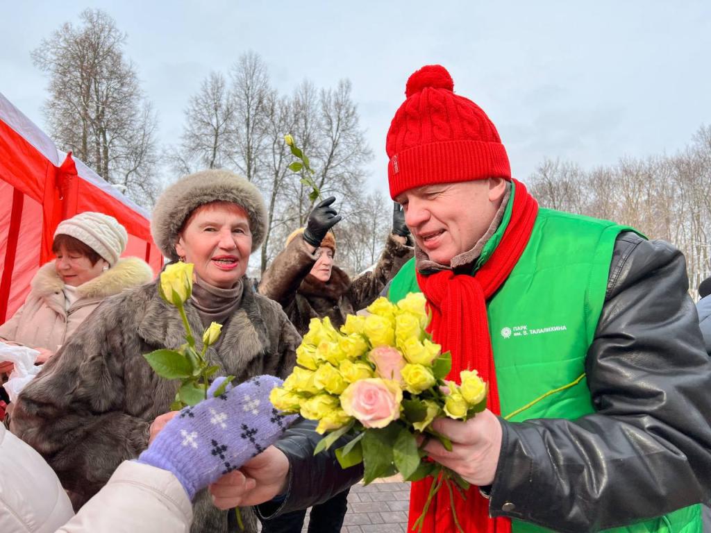 В парке Талалихина сотрудники вручили подольчанкам около двух тысяч цветов