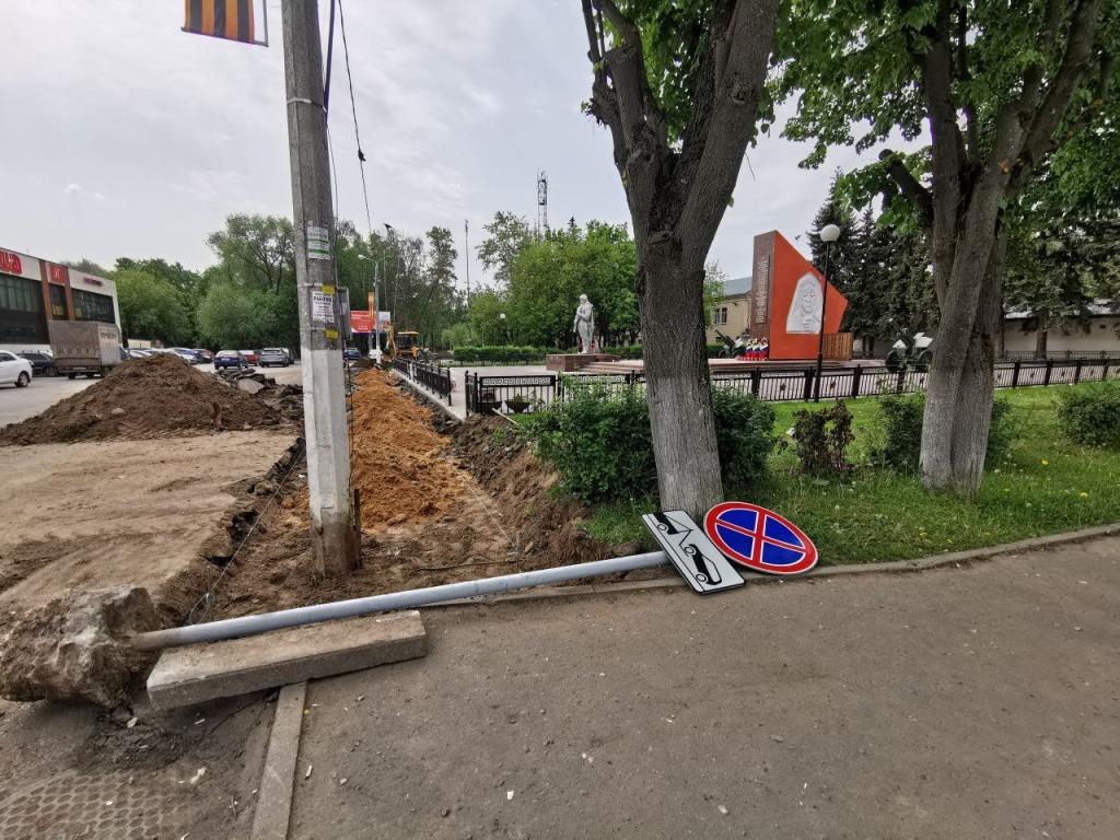 В Г.о. Подольск специалисты приступили к ремонту тротуара и автомобильной дороги у железнодорожной станции Гривно