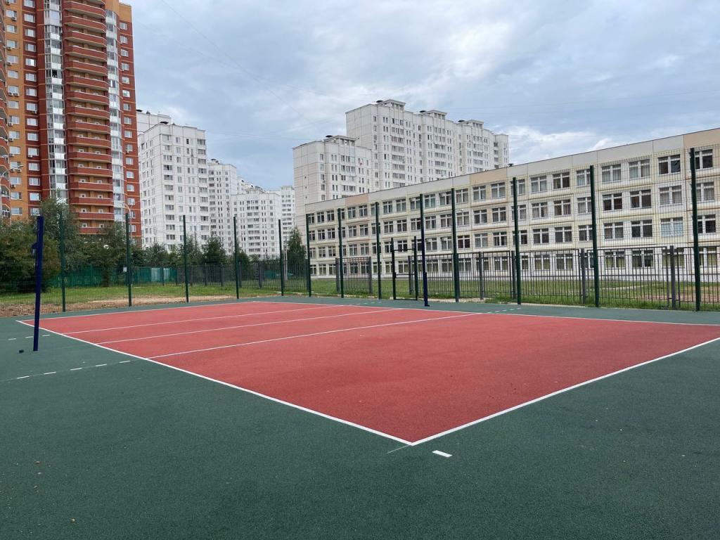 Рабочие завершили ремонт волейбольной площадки у школы №31 Г.о. Подольск.
