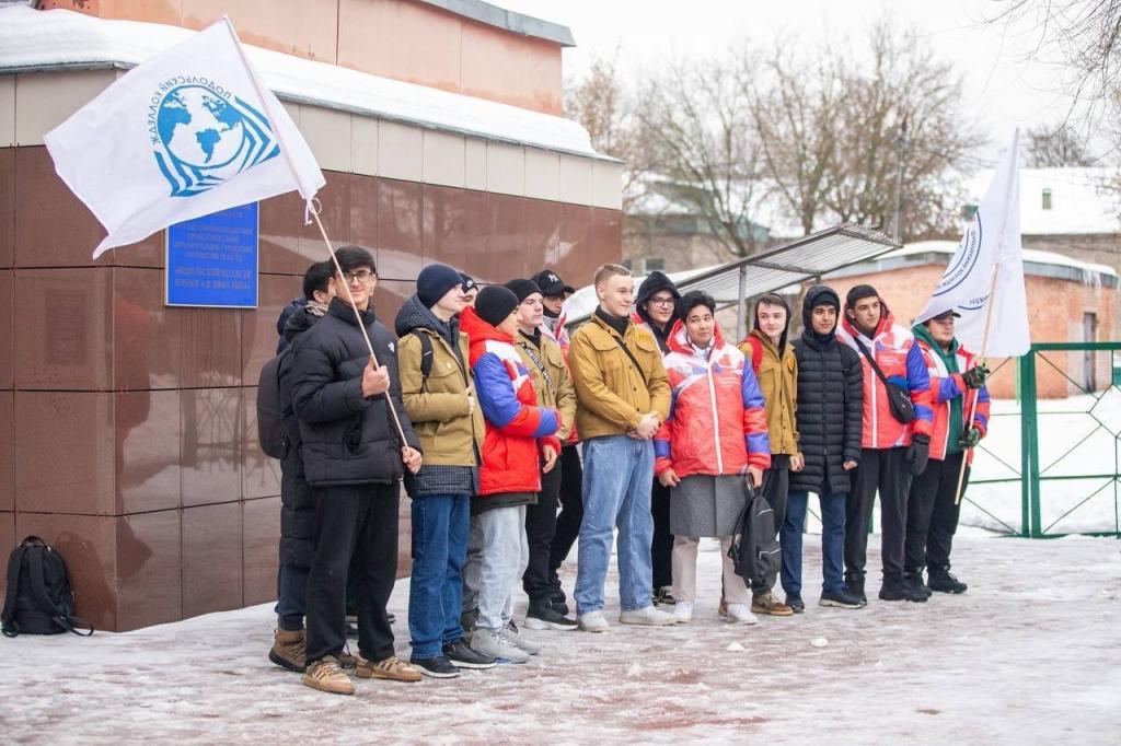 Более 60 студентов студентов приняли участие в акции по расчистке снега