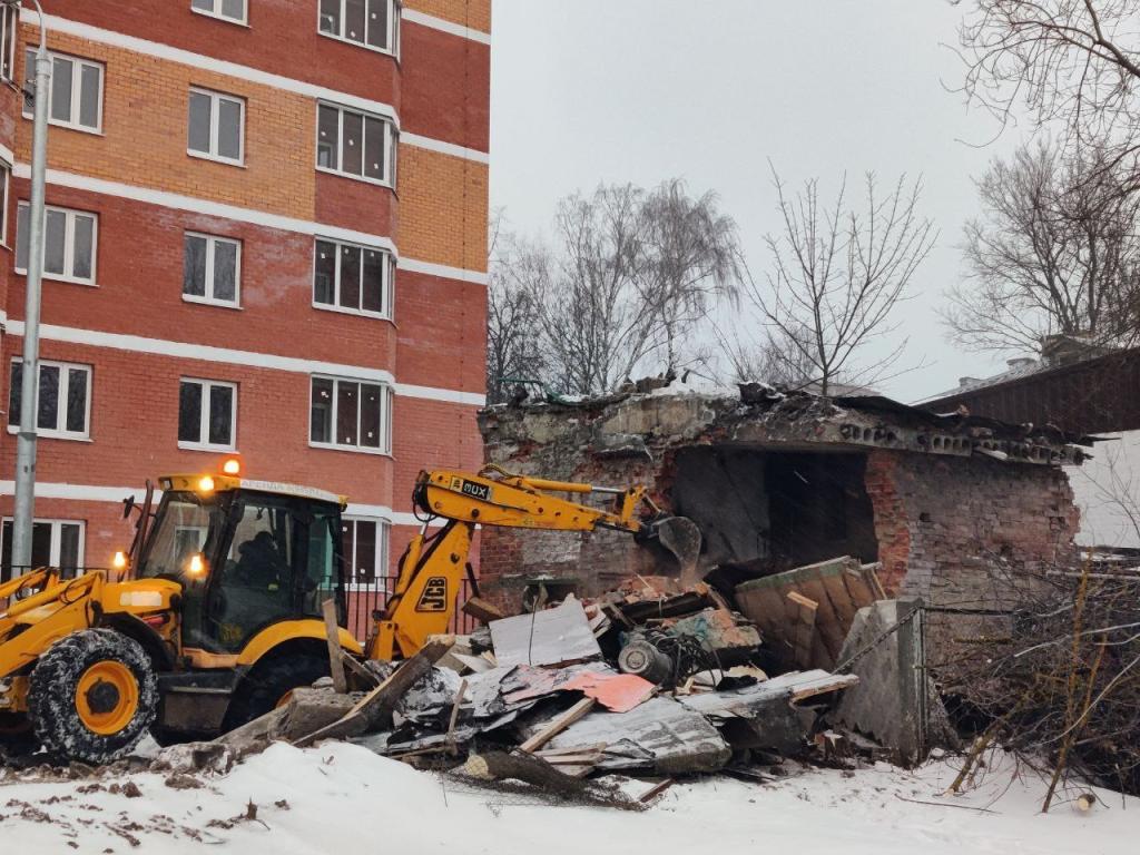 Специалисты снесли старое нежилое здание на улице Пионерской