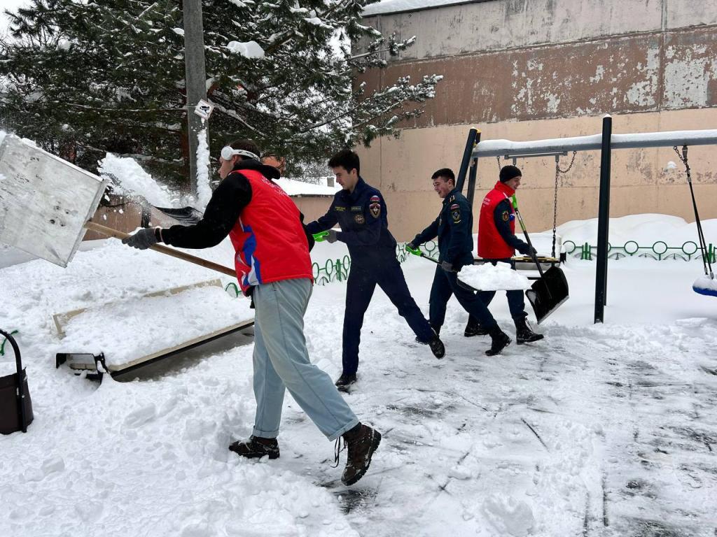 Подольская молодежь помогает убирать снег