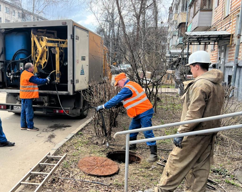 МУП «Водоканал» г. Подольска промывает канализационные сети МКД в Климовске