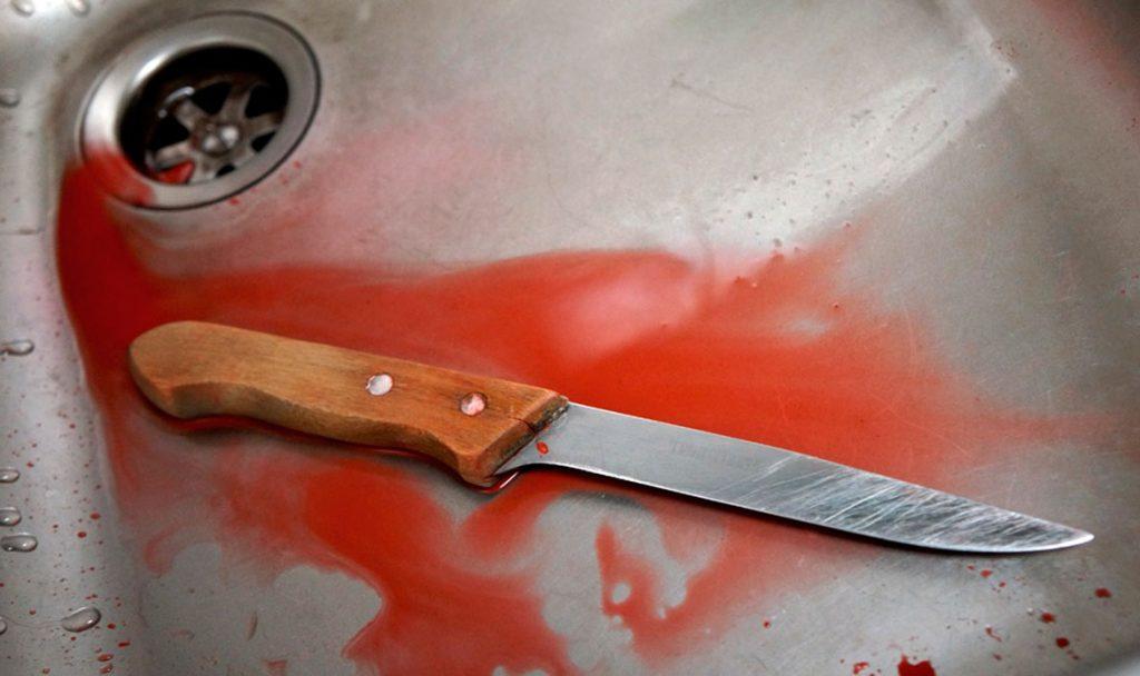 Ранее судимая женщина ранила ножом своего сожителя