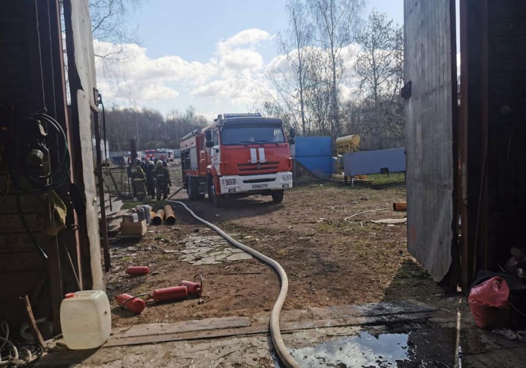 Ликвидация пожара в ангаре деревне Большое Толбино
